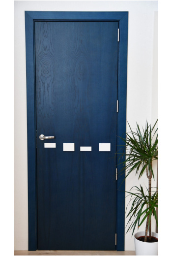 Интериорна врата в антрацитено синьо. Фурнир дъб байцван в синьо.Врата с бели декоративни елементи.Врати София.