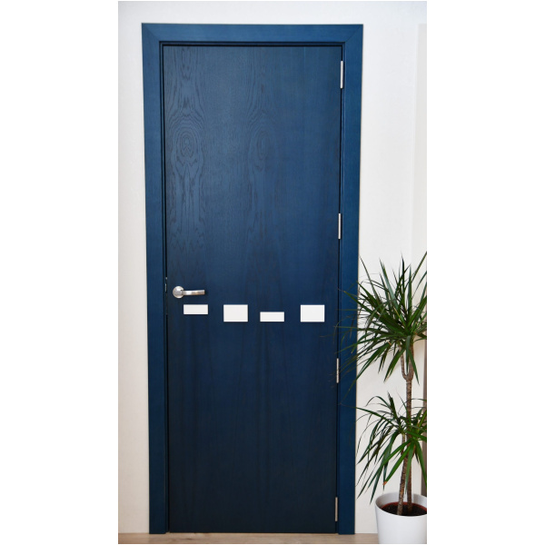 Интериорна врата в антрацитено синьо. Фурнир дъб байцван в синьо.Врата с бели декоративни елементи.Врати София.